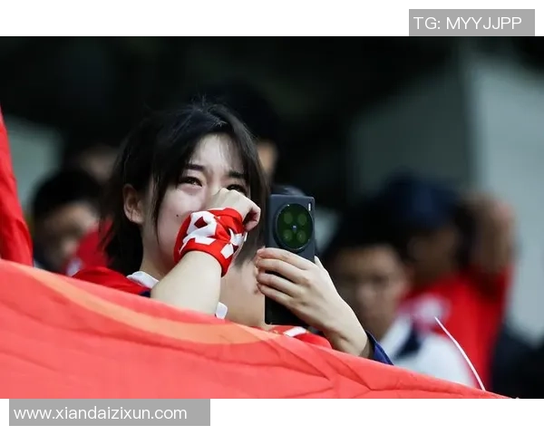 足球球星激动庆祝突破极限瞬间 爬上看台与球迷共欢庆